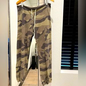 MONROW SWEATS (elastic bottom) SIZE: L COLOR: GREEN CAMO (each sold separately)